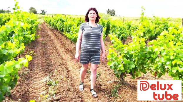 [ Jacquie Et Michel TV ] 37 years old, takes part in a winemaking trio!