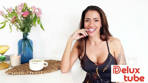 [ Jacquie Et Michel TV ] Coco Bae, the seductress's smile...