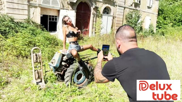 [ Jacquie Et Michel TV ] Polly discovers urban exploration... and she's very excited about it!